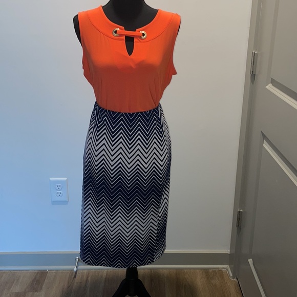 Textured navy skirt - Picture 2 of 5